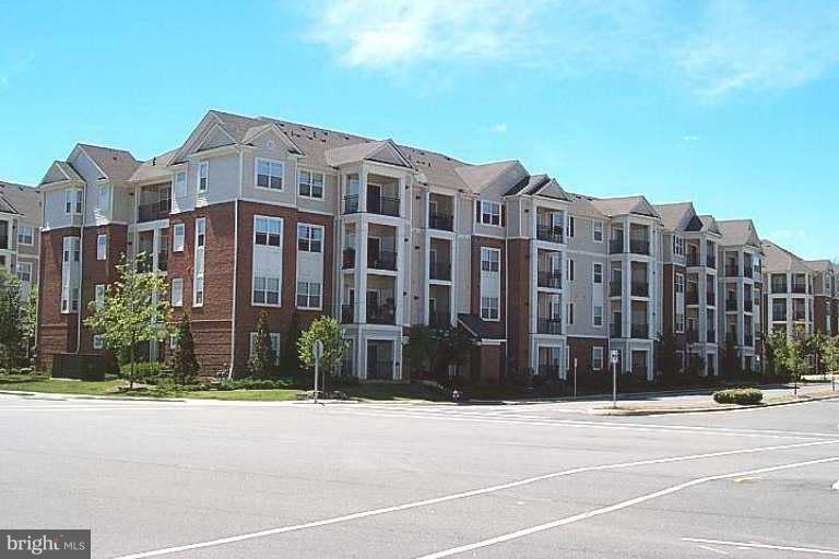 12905 Centre Park Cir unit 101, Herndon, VA 20171 - photo 1