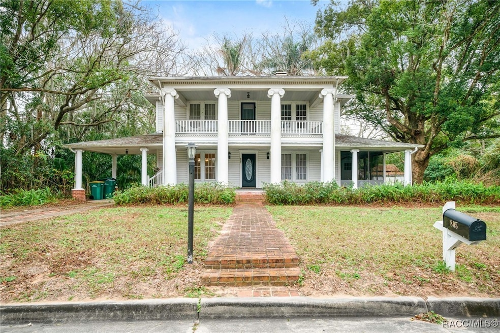 Note portico on the left