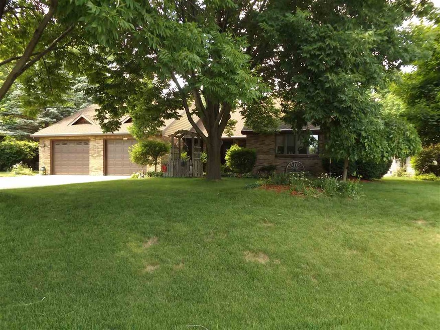 W2772 Oakridge Ct, Appleton, WI 54915 - photo 1