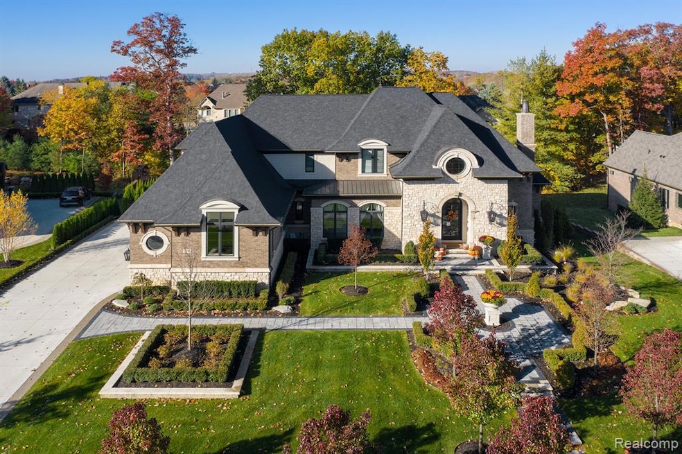 5790 Sovereign Dr, Oakland Charter Township, MI 48306 - photo 1