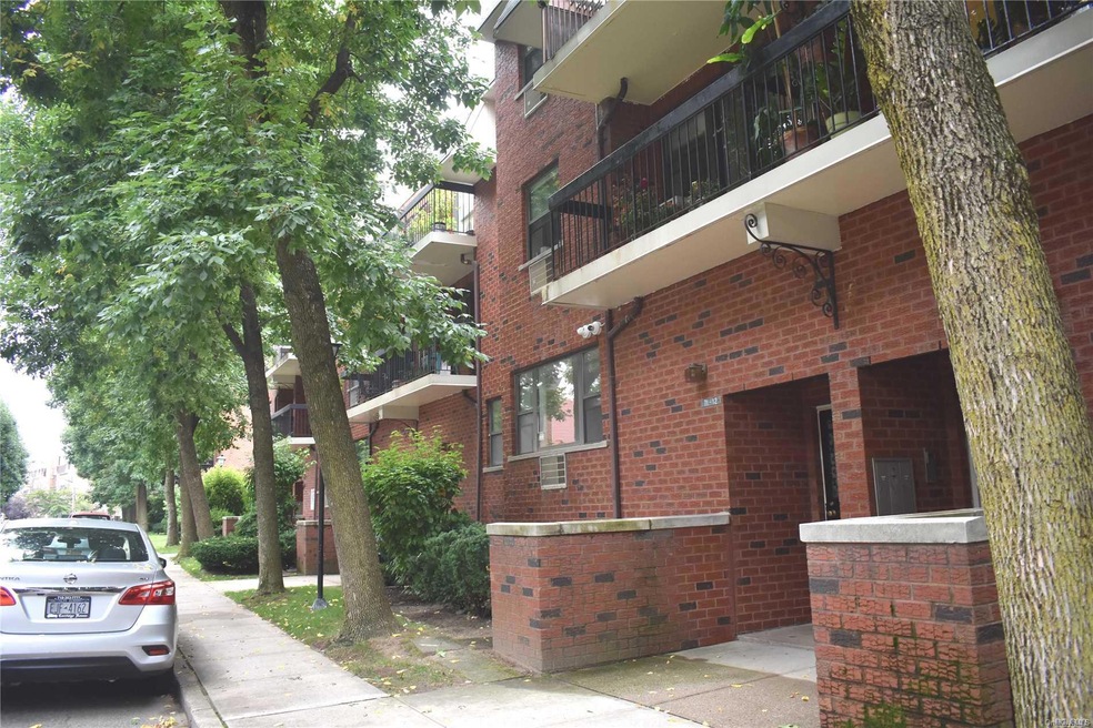 7112 Sutton Place unit 1, Fresh Meadows, NY 11365 - photo 1