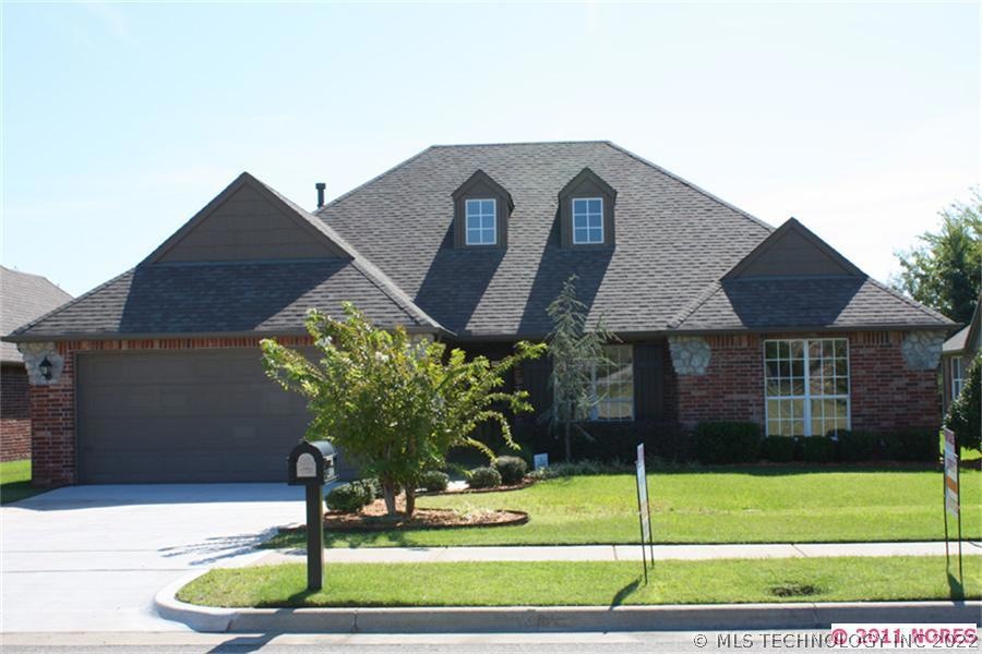 Beautiful spacious yard on greenbelt.