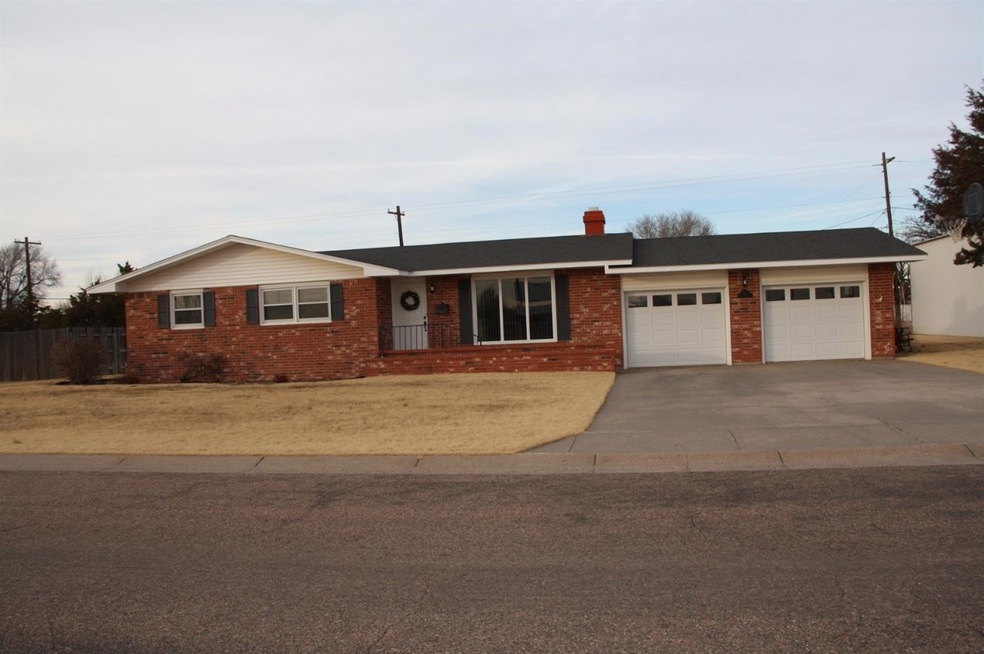 510 E 3rd St, Hugoton, KS 67951 - photo 1