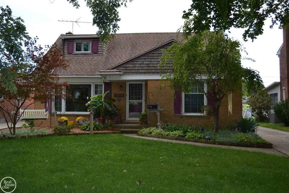 Great Landscaping and front yard includes Lawn Spr