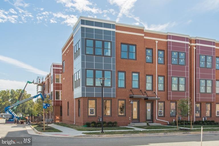 9116 Power House Rd, Lorton, VA 22079 - photo 1