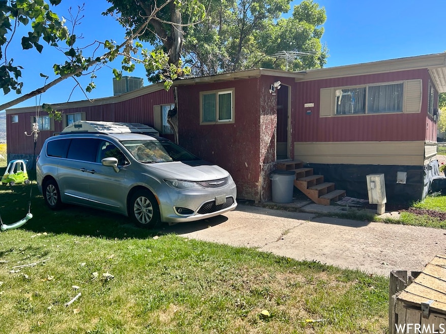 View of front of property featuring a front lawn