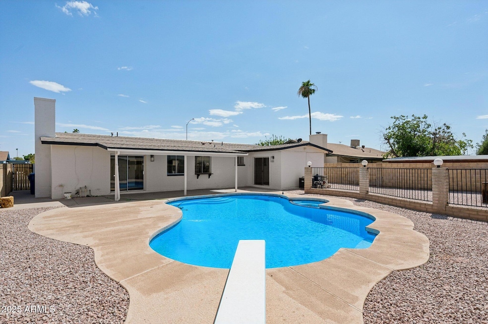 36-web-or-mls-742-e-garnet-ave