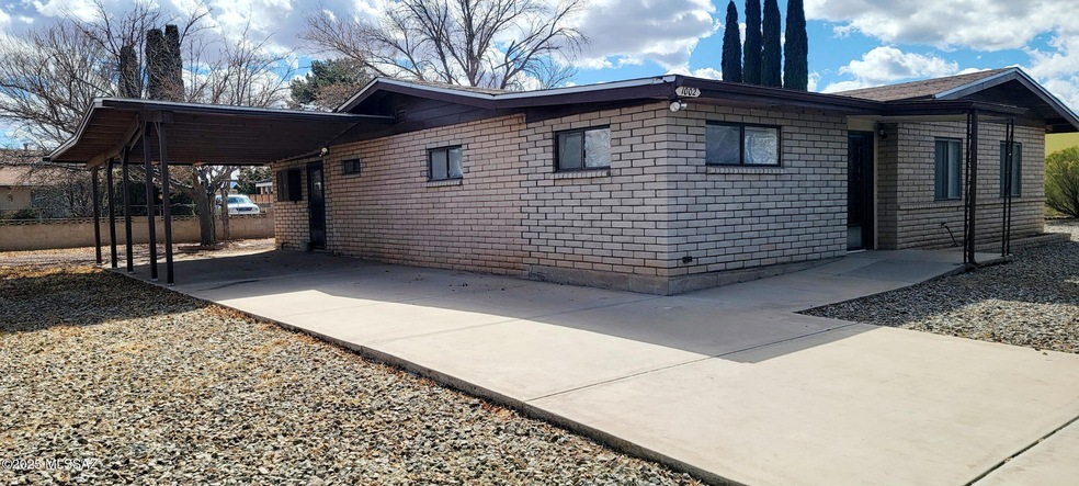 1002 East Mescal Drive