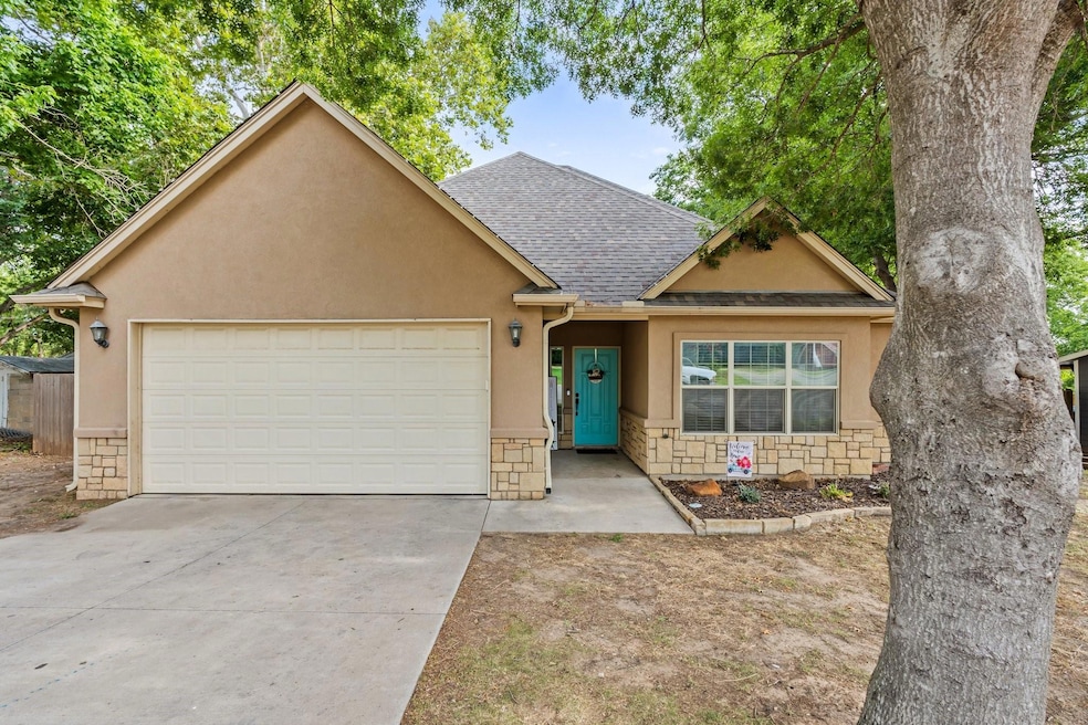 1112 W Ball St, Weatherford, TX 76086 - photo 1