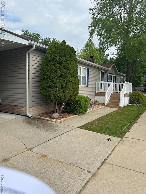 561 Bear Lake Ct, Kimball, MI 48074 - photo 1