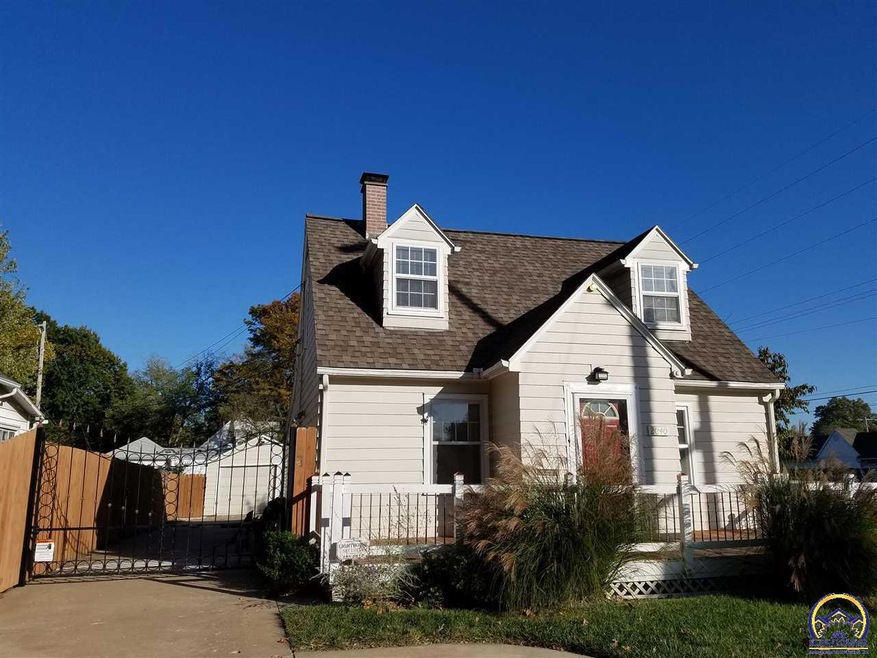 2040 SW Randolph Ave, Topeka, KS 66604 - photo 1