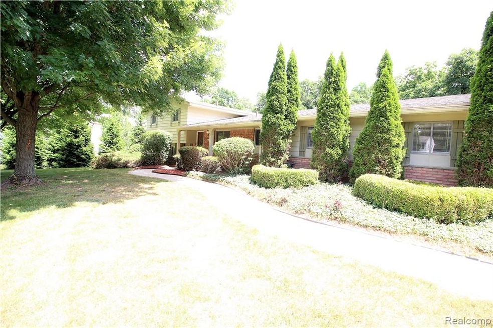 4175 E Newland Dr, West Bloomfield, MI 48323 - photo 1