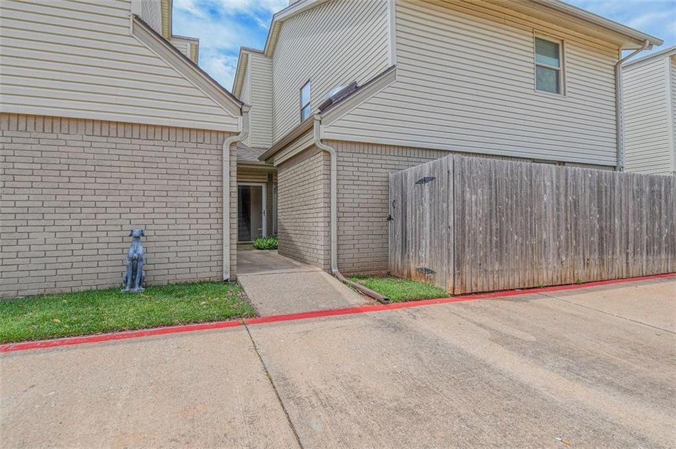 11402 Benttree Cir unit 11402, Oklahoma City, OK 73120 - photo 1