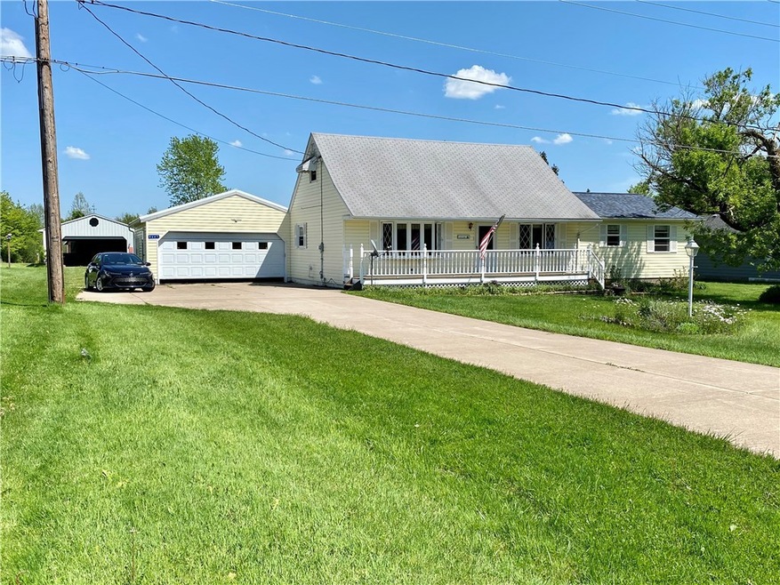 Additional garage/outbuilding in back (with door o