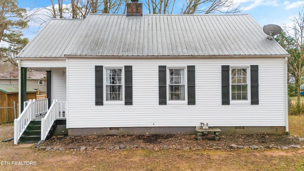 925 Barnabas St, Athens, TN 37303 - photo 1