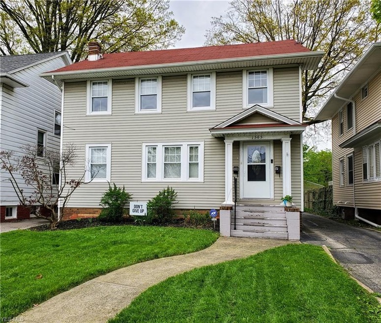 Well-maintained duplex located in the desirable city of Lakewood.