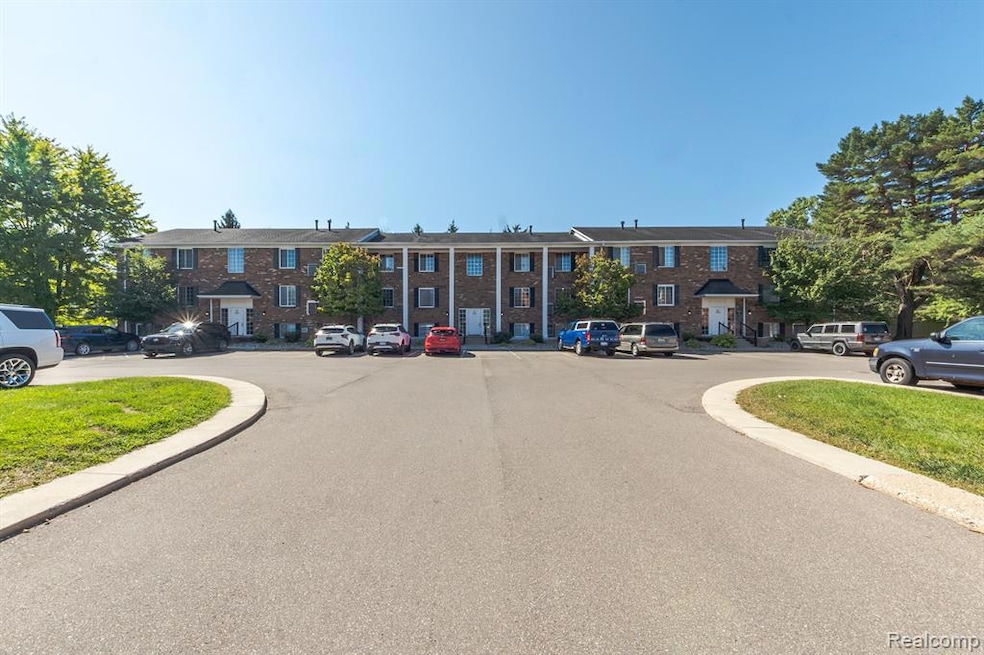 505 W Highland Rd, Howell, MI 48843 - photo 1