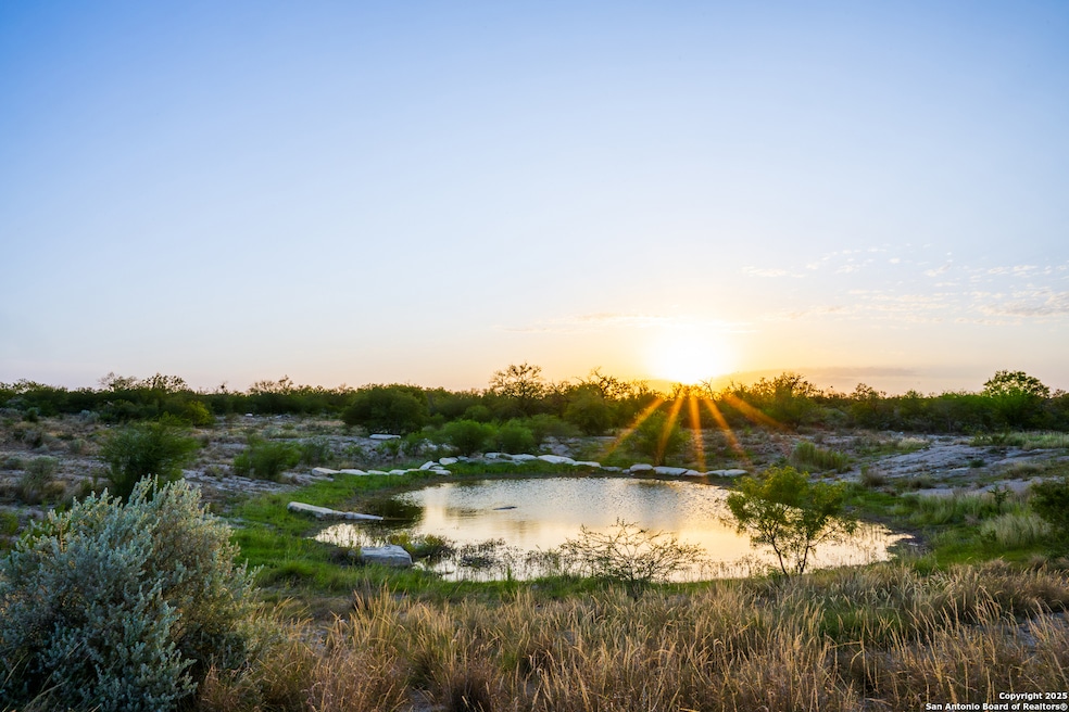 277 Us -277, Brackettvi, TX 78832 - photo 1