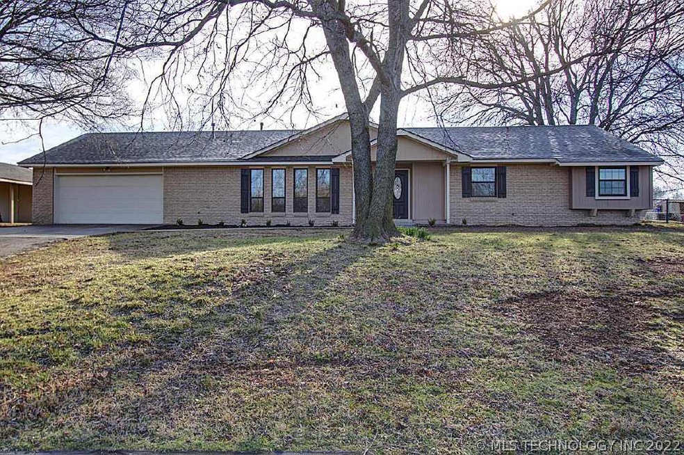 1604 N Cherokee Ave, Chouteau, OK 74337 - photo 1