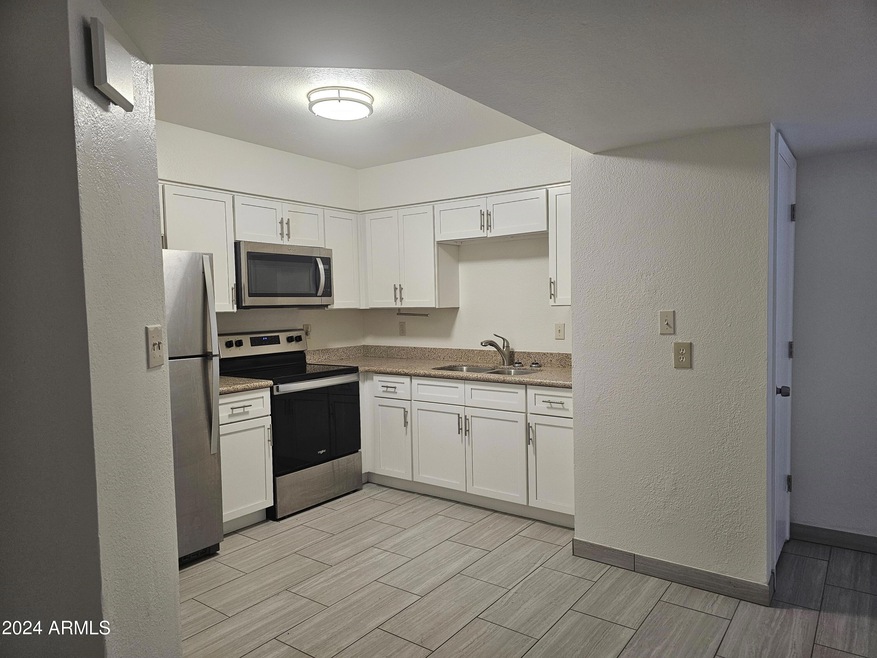 1712 E Pepper Cir unit 4, Mesa, AZ 85203 - photo 1