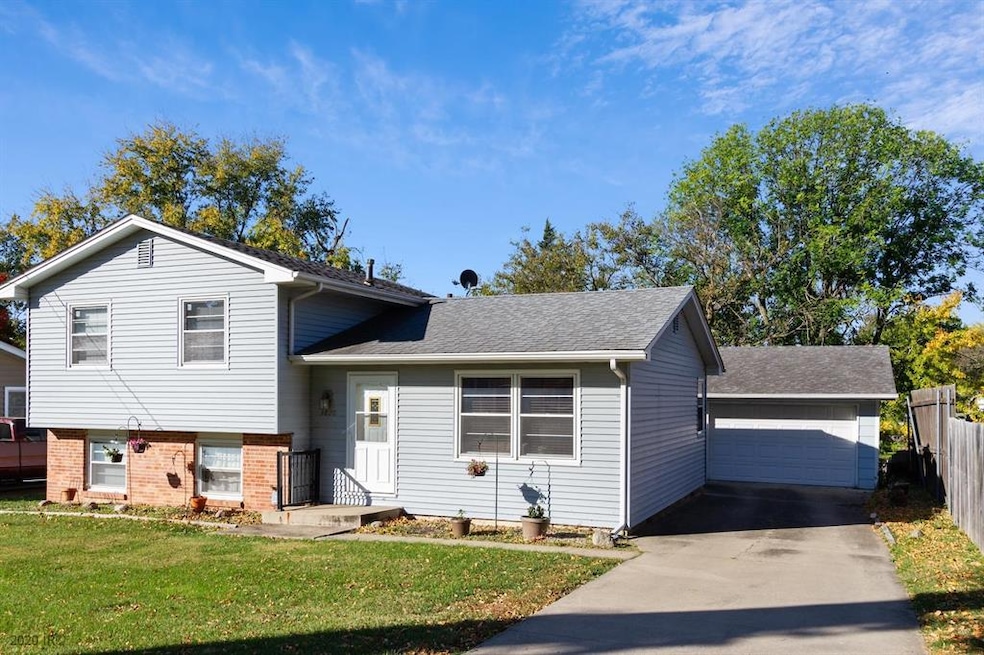 3820 SE 15th Ct, Des Moines, IA 50320 - photo 1