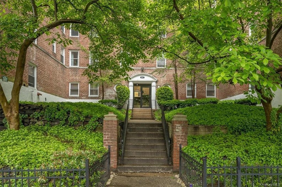801 Bronx River Rd unit 5G, Bronxville, NY 10708 - photo 1