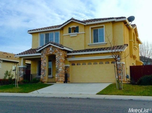Excellent curb appeal, upgraded rock trim highligh