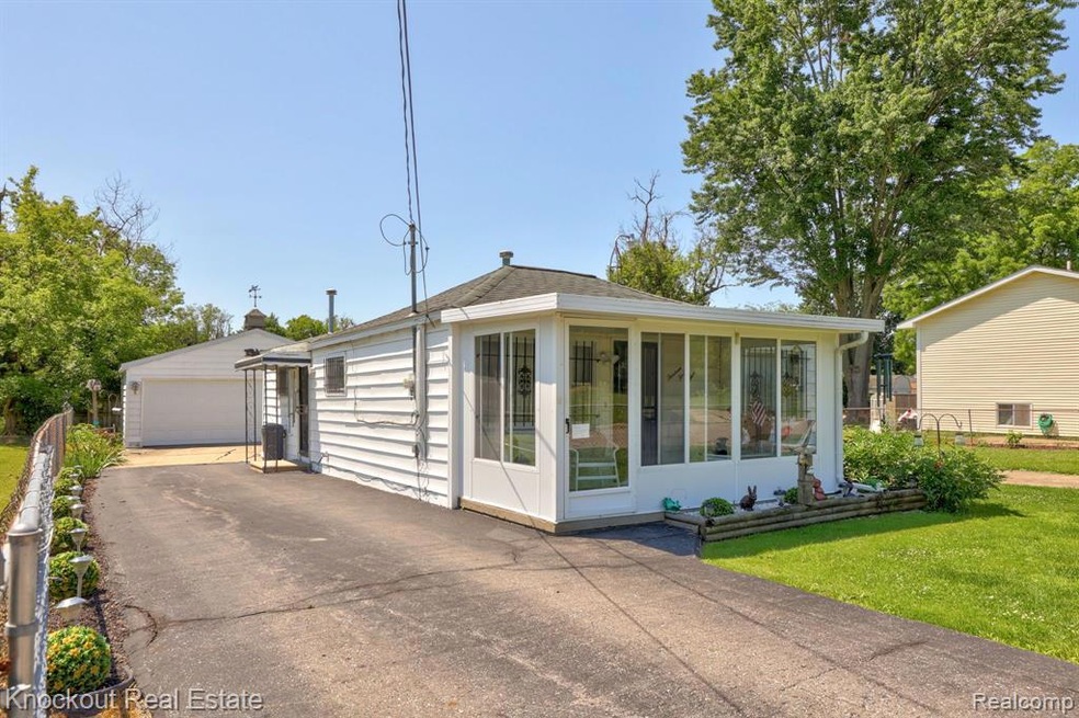 1345 W Juliah Ave, Flint, MI 48505 - photo 1