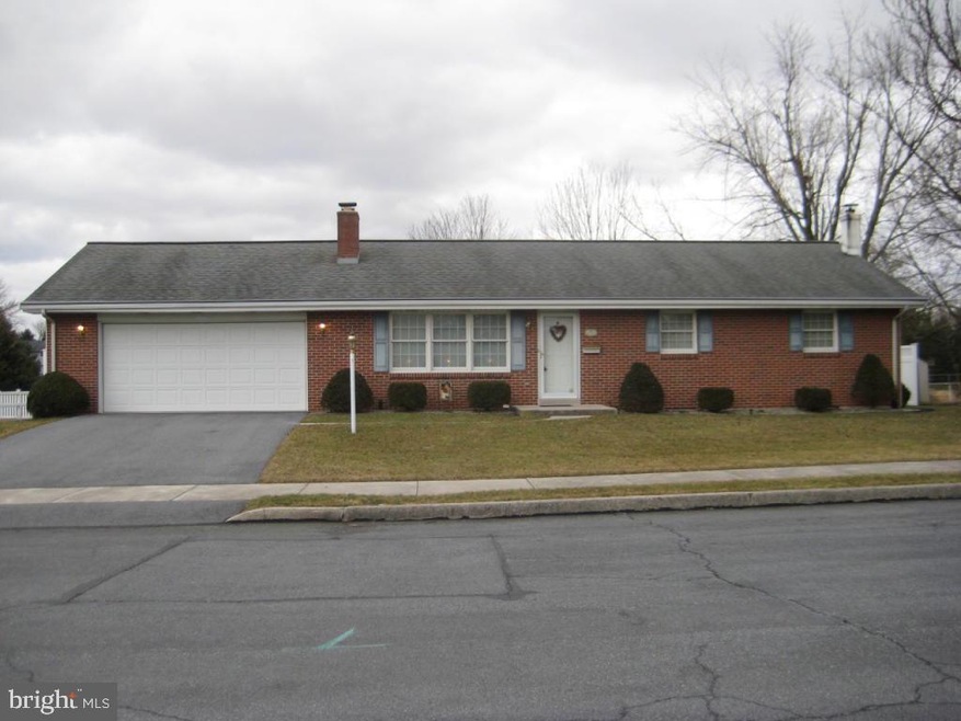 966 E Pine St, Palmyra, PA 17078 - photo 1