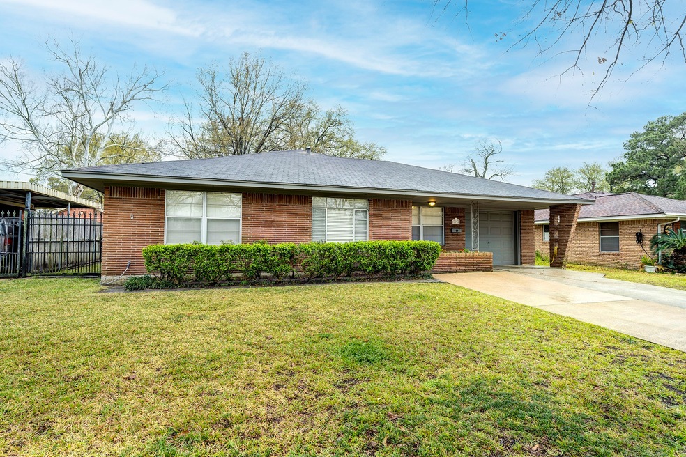 1135 W 31st St, Houston, TX 77018 - photo 1