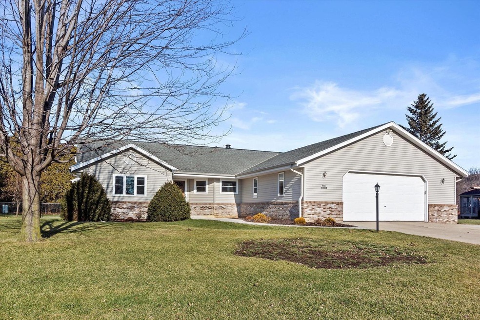 N73W15968 Alpine Ln, Menomonee Falls, WI 53051 - photo 1