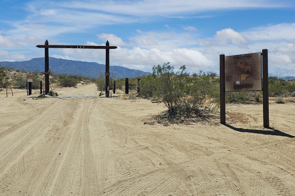 gate