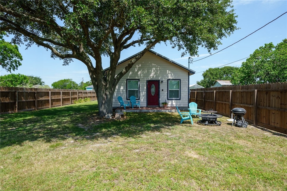 735 S Ann St, Rockport, TX 78382 - photo 1