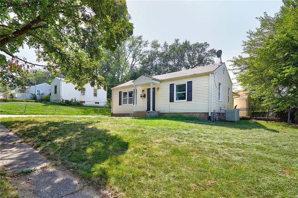 1330 E 33rd Ct, Des Moines, IA 50317 - photo 1