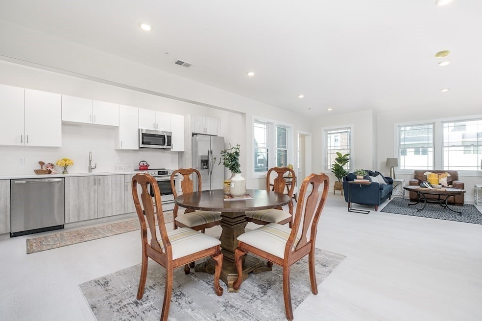 1540 N Shore Rd unit 305, Revere, MA 02151 - photo 1