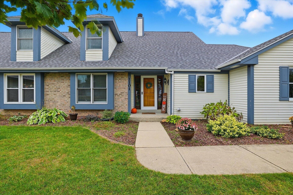 1101 Ellys Way, Slinger, WI 53086 - photo 1