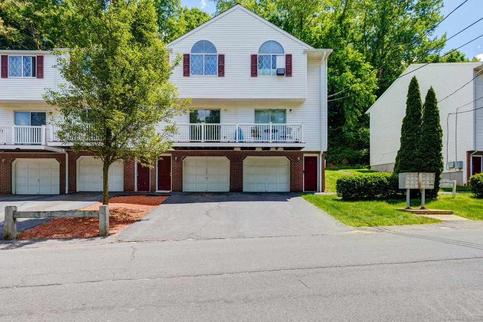 176 Lincoln St unit 11, Waterbury, CT 06710 - photo 1