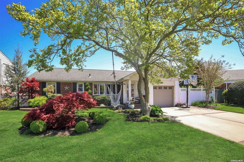 845 Hemlock St, Franklin Square, NY 11010 - photo 1