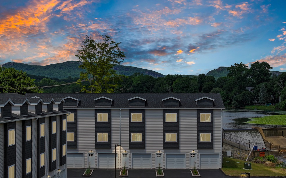 33 W Main St unit 21, Meriden, CT 06451 - photo 1