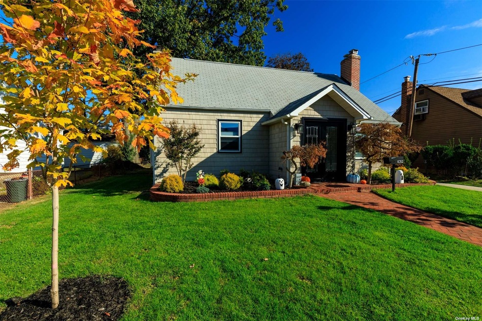 1052 Park Ln N, Franklin Square, NY 11010 - photo 1