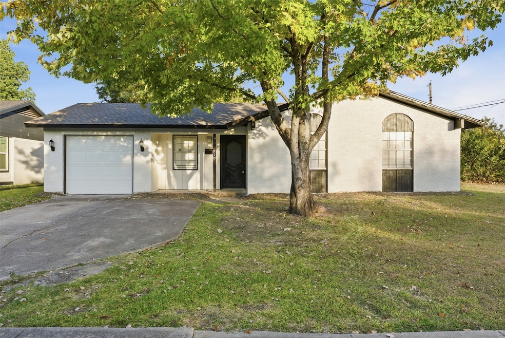 910 Royal Crest Dr, Mesquite, TX 75149 - photo 1