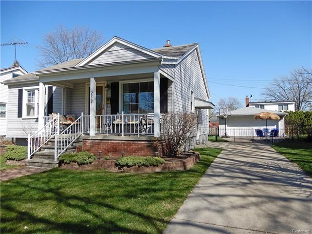 SUPER CLEAN & MOVE IN CONDITION HOME