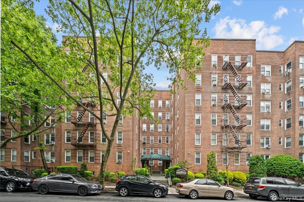 Pelham South unit 4G, Bronx, NY 10462 - photo 1