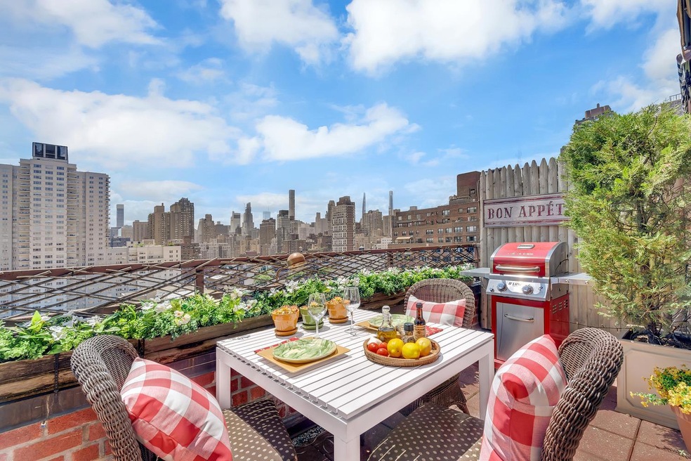 Sold $1,235,000 • Co-Listing Agent