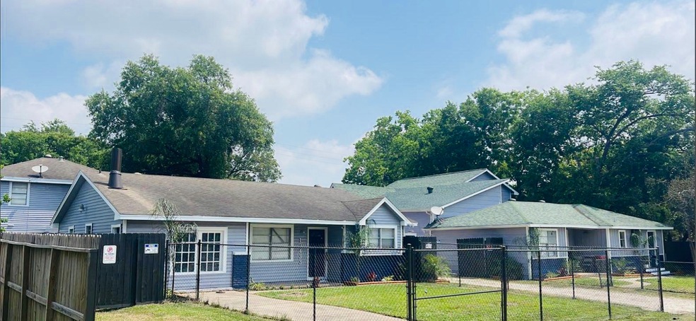 13501 Topeka St, Houston, TX 77015 - photo 1