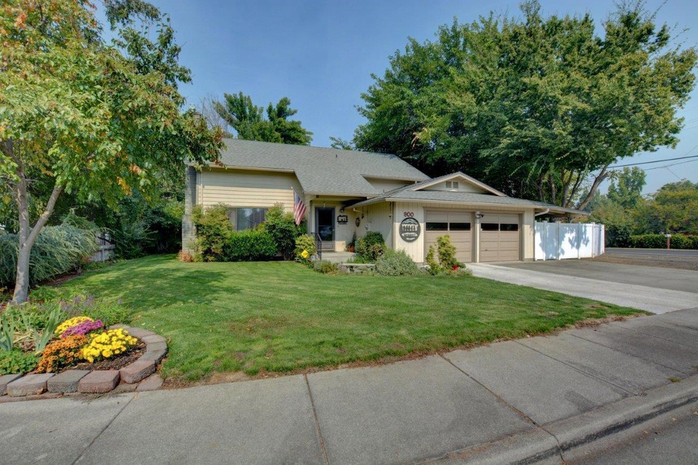 900 Pittview Ct, Central Point, OR 97502 - photo 1