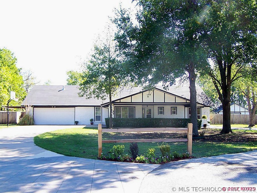Home sits on a quiet cul-de-sac & has a circular d