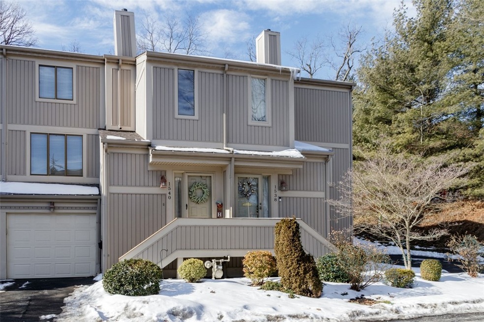1992 sq ft of living space makes this townhouse la
