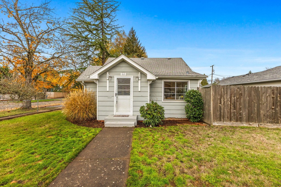 4-web-or-mls-1605 Cottage St NE 4