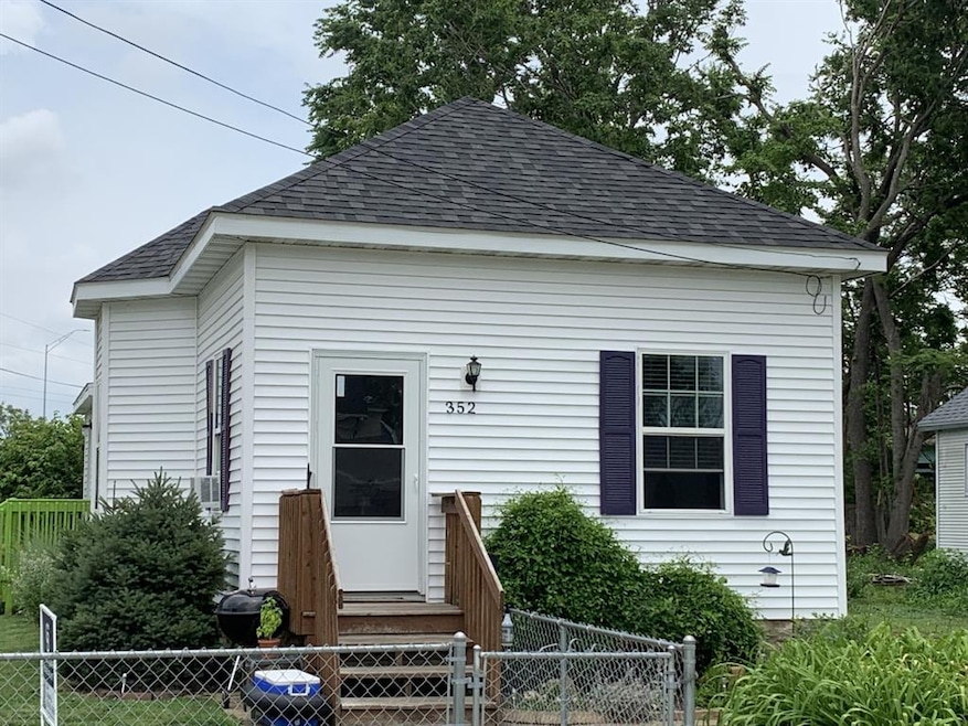 352 6th Ave SW, Cedar Rapids, IA 52404 - photo 1